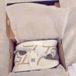 NEW IN BOX - ADIDAS NMD_R1 Sneaker - Women’s 5.5
